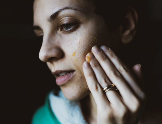 Applicazione maschera di olio e limone, viso donna